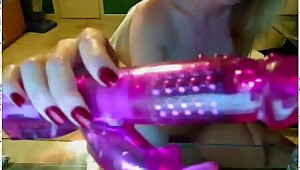Reife masturbiert vor der Kamera mit einem Dildo