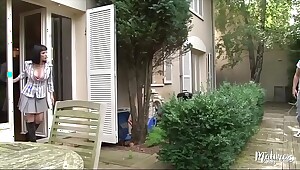 Maman aux gros seins se tape le copain de sa fille